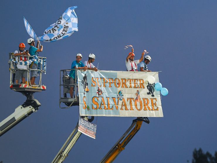 Tifosi su una gru - Getty Images